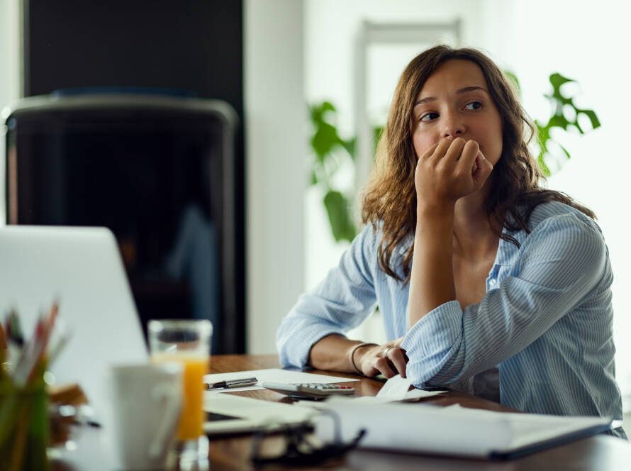 Mujer joven pensativa